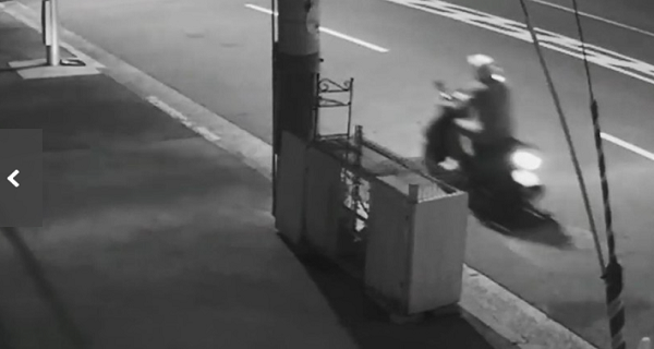 樋田容疑者に似た男バイク死亡事故！衝突したバス停を特定！